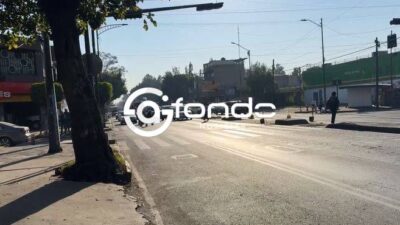 URGENTE: Motoneto viajaba en su Itálika, no vio el camellón y muere