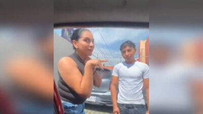 VIDEO: Madre e hijo adolescente agreden a conductora por no quitarse