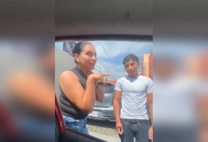VIDEO: Madre e hijo adolescente agreden a conductora por no quitarse