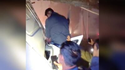 VIDEO: Rescatan a chofer de tráiler prensado tras volcadura; está grave