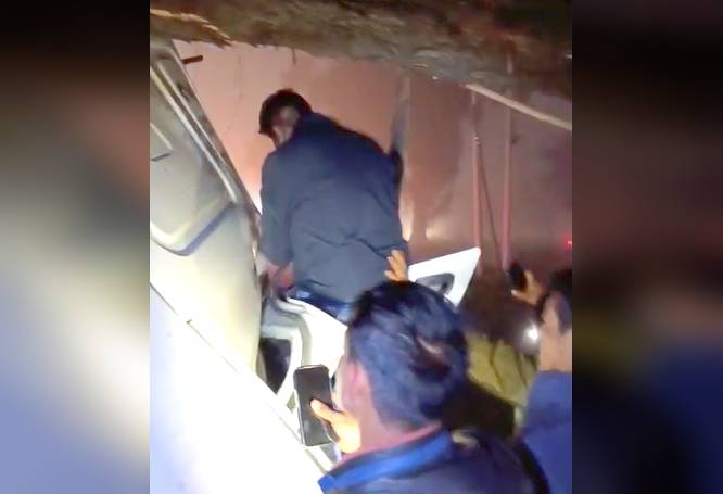 VIDEO: Rescatan a chofer de tráiler prensado tras volcadura; está grave