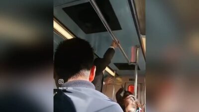 VIDEO: Señora indigente y sujeto religioso pelean a rezos y ‘paraguazos’ en el Metro