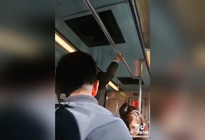 VIDEO: Señora indigente y sujeto religioso pelean a rezos y ‘paraguazos’ en el Metro