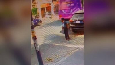 VIDEO: Peatones cruzan ‘a la brava’ y uno termina arrollado por el camión