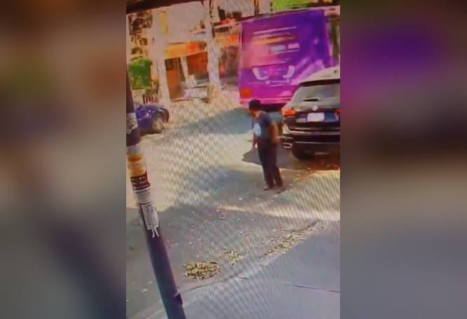 VIDEO: Peatones cruzan ‘a la brava’ y uno termina arrollado por el camión