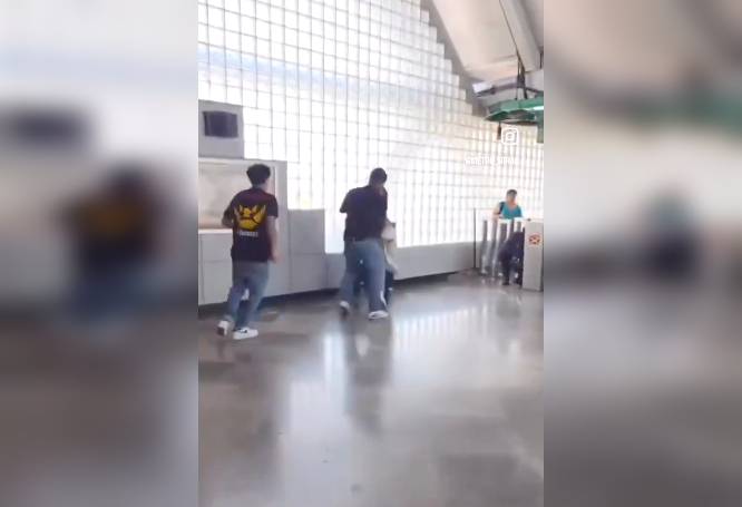 VIDEO: ‘Montoneros’ dan golpiza a jovencito estudiante en el Metro