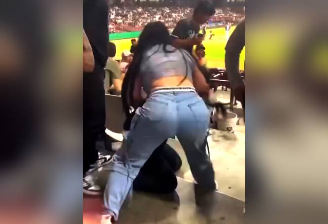 VIDEO: ‘Vergonzoso’; mujeres se dan con todo en las gradas del estadio