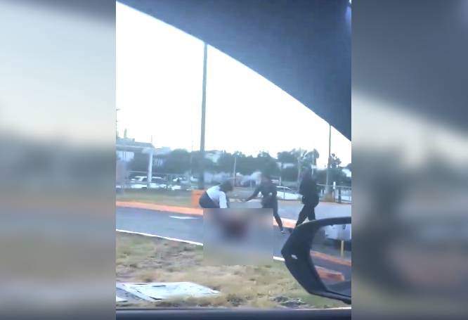 VIDEO: Mujer recibe golpiza grupal en el estacionamiento de un Walmart