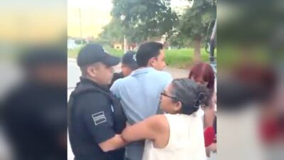 VIDEO: Policías se llevan a una señora y su hijo por tener un asador en la banqueta