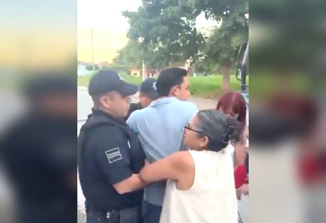 VIDEO: Policías se llevan a una señora y su hijo por tener un asador en la banqueta