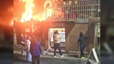 VIDEO: ‘Lloraban muy feo’; abuelo vivía con 15 perritos y mueren 5 en un incendio
