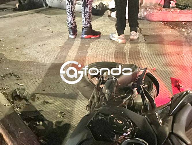 VIDEO. Pareja de jóvenes que iban en una moto a toda velocidad se matan frente a terminal de autobuses