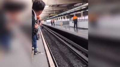 VIDEO: ‘Nadie lo ayuda’; usuario cae repentinamente a las vías del Metro