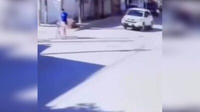 VIDEO: Conductor arrolla a una mujer y tres niños; huye y abandona su camioneta