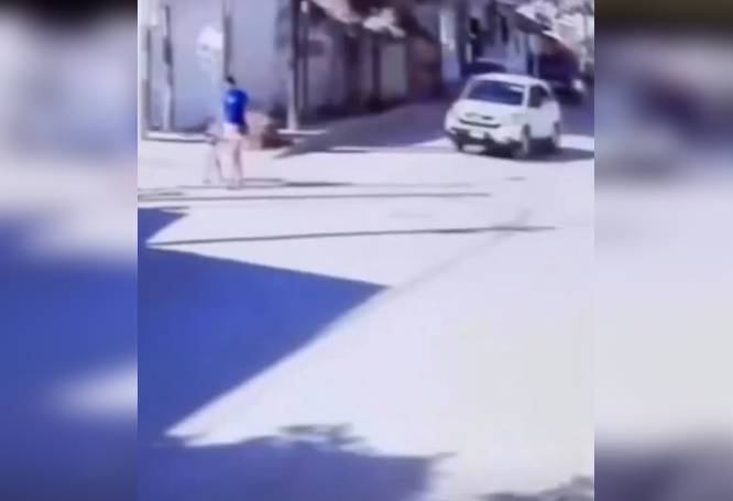 VIDEO: Conductor arrolla a una mujer y tres niños; huye y abandona su camioneta
