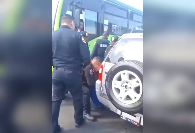 VIDEO: Golpes y disparos; sujetos defienden a criminal y agreden a policías