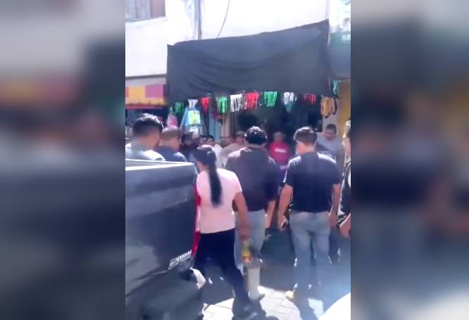 VIDEO: Ratero casi desnudo llora mientras comerciantes le dan una paliza