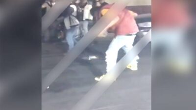 VIDEO: Borrachos arman golpiza en la calle y una señora les da escobazos