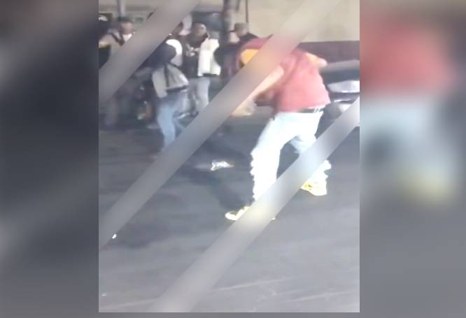 VIDEO: Borrachos arman golpiza en la calle y una señora les da escobazos