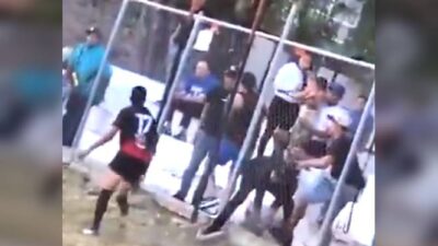 VIDEO: ‘¡Tírale!’; futbolista se enoja a media pelea y va por un arma a las gradas