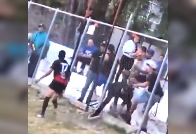 VIDEO: ‘¡Tírale!’; futbolista se enoja a media pelea y va por un arma a las gradas