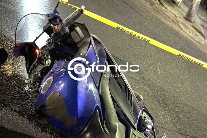VIDEO: Motociclista pierde el control, cae en la carretera y termina muerto