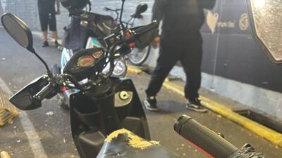 ACCIDENTE: Jóvenes caen de su moto en un desnivel; ella se abrió la cabeza
