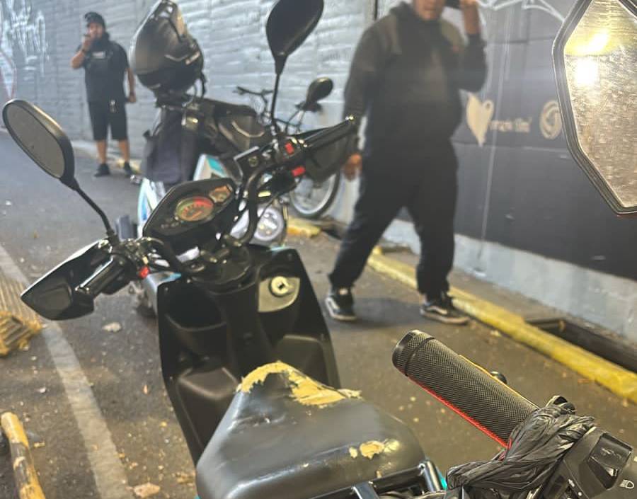 ACCIDENTE: Jóvenes caen de su moto en un desnivel; ella se abrió la cabeza