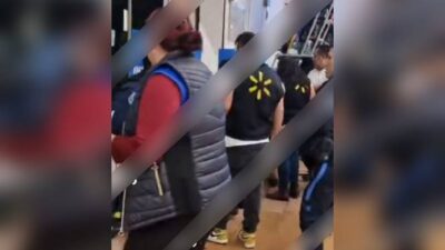 VIDEO: ‘¡Vas a ver!’; farderos golpean a guardias de una tienda Walmart