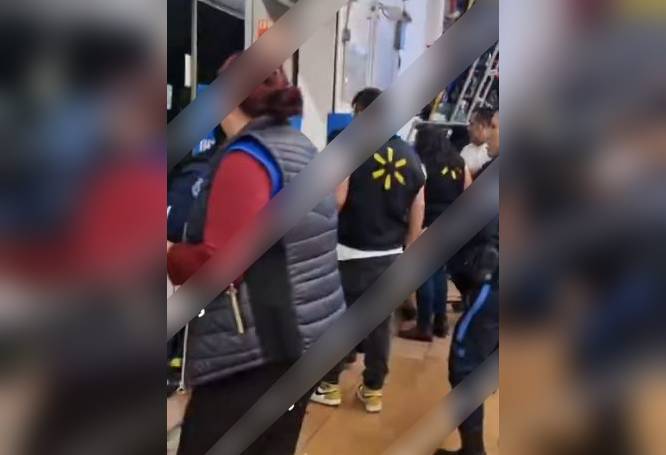 VIDEO: ‘¡Vas a ver!’; farderos golpean a guardias de una tienda Walmart