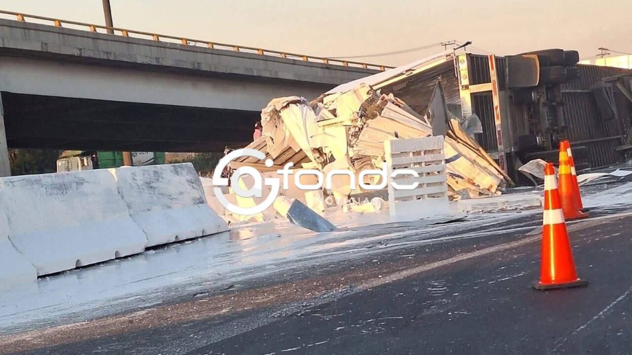 INSÓLITO: Trailero pierde el control y pinta de blanco el Circuito Exterior Mexiquense