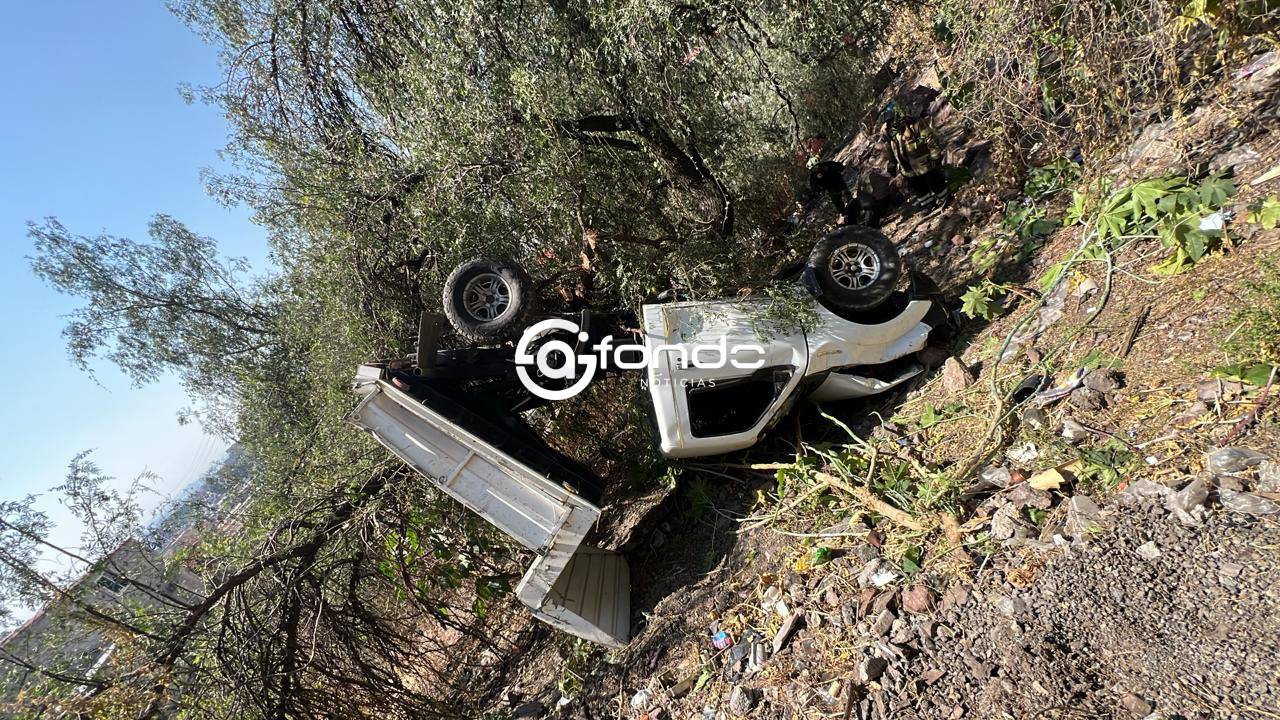 VIDEO: Conductor cae con todo y camioneta a un barranco; logra sobrevivir