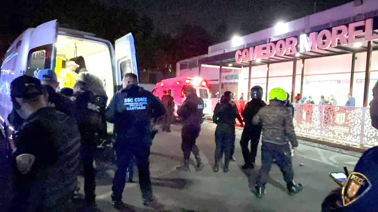 PÁNICO: Atacan a un joven dentro del mercado y lo sacan para dispararle