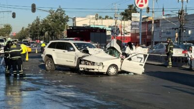 TRAGEDIA: Conductor muere prensado en su Tsuru; una camioneta lo impactó