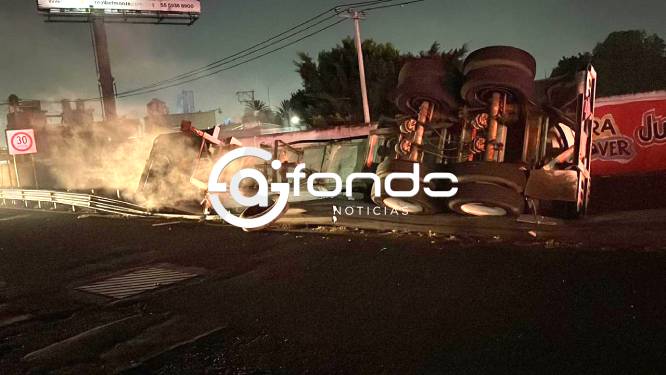VOLCADURA: Pipa se voltea y riega miles de litros de ácido en autopista de Edomex