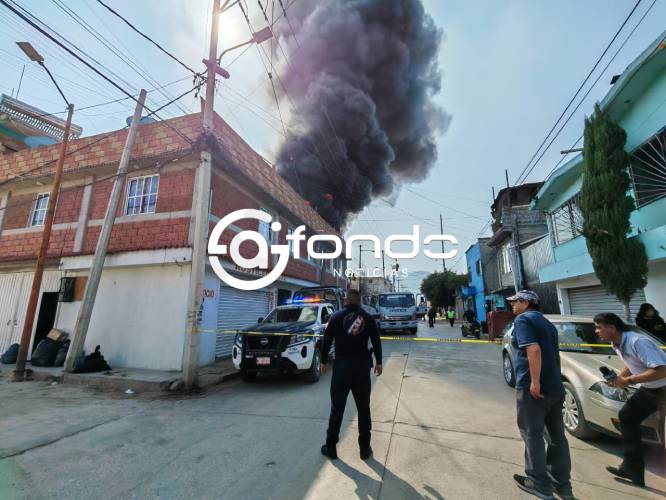 ÚLTIMA HORA: Pánico y movilización; incendio consume bodega de materiales para construcción