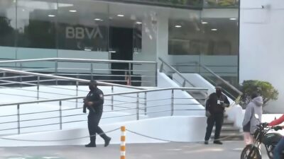 VIDEO: Balacera afuera de un BBVA desata movilización en Edomex