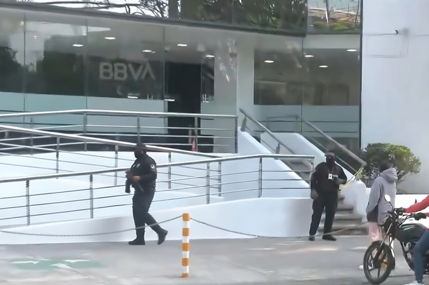 VIDEO: Balacera afuera de un BBVA desata movilización en Edomex