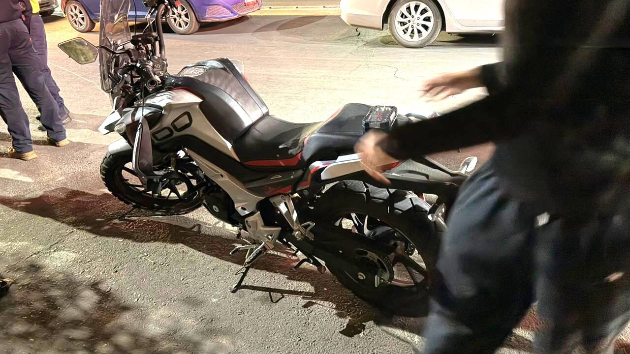 VELOCIDAD: Dante y Frida iban en su moto cuando un auto hizo que cayeran