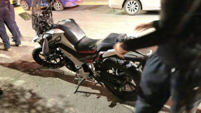VELOCIDAD: Dante y Frida iban en su moto cuando un auto hizo que cayeran