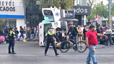 VIDEO: Ambulancia en servicio y un auto se estrellan; hay varios heridos