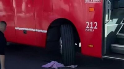 VIDEO: Joven madre iba con su bebé y un autobús ADO la arrolló