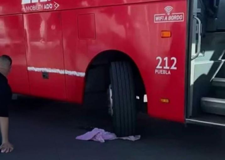 VIDEO: Joven madre iba con su bebé y un autobús ADO la arrolló