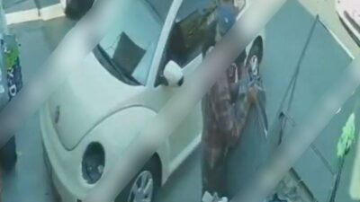 VIDEO: ‘Yo no le hago nada’; supuesto policía golpea a abuelo que recolectaba botellas