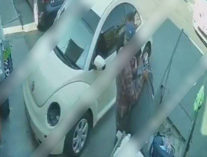 VIDEO: ‘Yo no le hago nada’; supuesto policía golpea a abuelo que recolectaba botellas