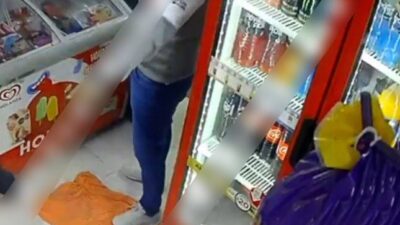 VIDEO: ‘¡Los teléfonos!’; asaltante se pone violento con clientes en una tiendita