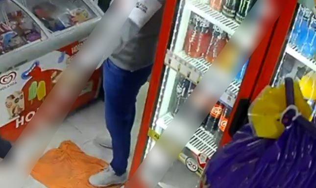 VIDEO: ‘¡Los teléfonos!’; asaltante se pone violento con clientes en una tiendita