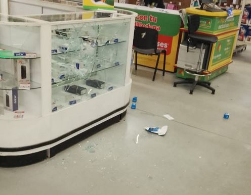 VIDEO: Asaltantes encañonan a clientes y empleados en una Bodega Aurrerá