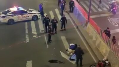 VIDEO: Desgarrador; madre grita de dolor al ver el cuerpo de su hijo en el asfalto