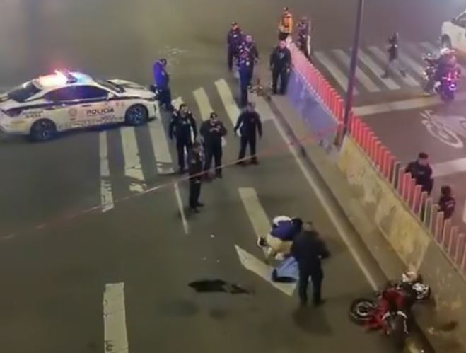 VIDEO: Desgarrador; madre grita de dolor al ver el cuerpo de su hijo en el asfalto